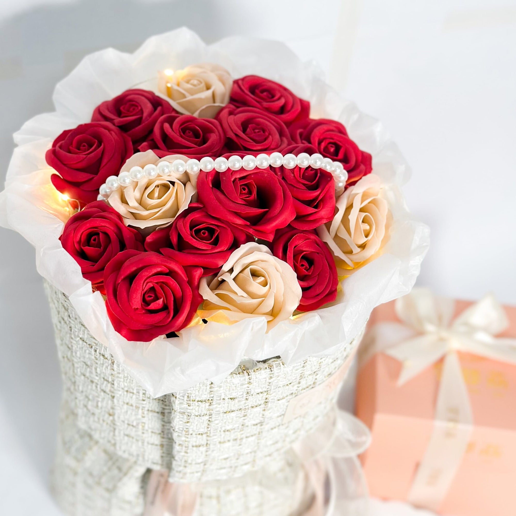 Concentrate Bird's Nest with Pearly Red Tweed Bouquet